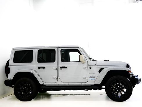 Used 2022 Jeep Wrangler Unlimited Sahara w/ Cold Weather Group AWD/4WD image 5