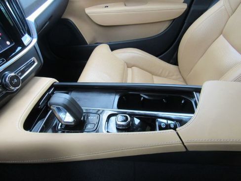 Used 2022 Volvo V90 B6 Cross Country image 42