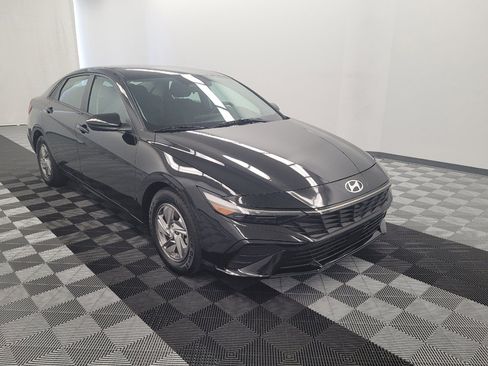 Used 2025 Hyundai Elantra SE FWD image 13