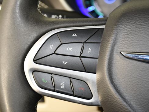 Used 2024 Chrysler Pacifica Limited FWD image 19