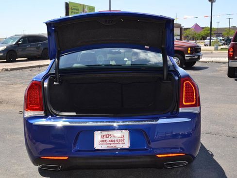 Used 2018 Chrysler 300 Touring L AWD/4WD image 7