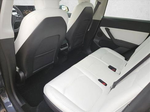 Used 2022 Tesla Model Y Long Range image 11