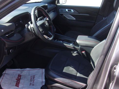 Used 2025 Ford Explorer ST image 3