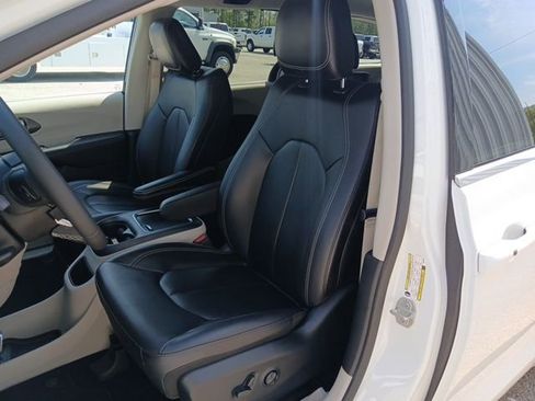 Used 2024 Chrysler Pacifica Touring-L FWD image 29