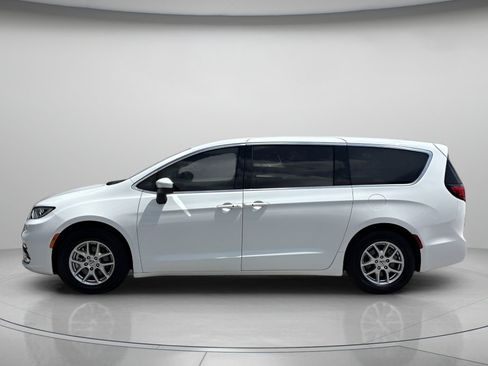 Used 2023 Chrysler Pacifica Touring-L FWD image 5