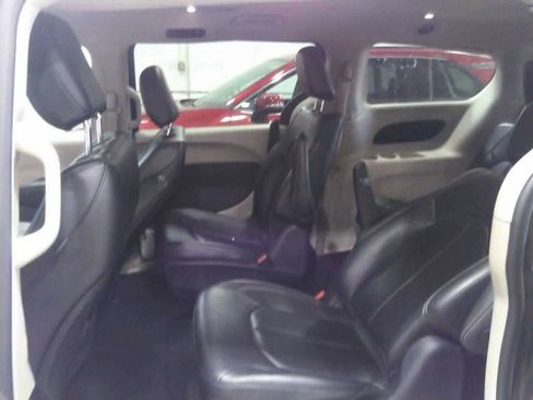 Used 2024 Chrysler Pacifica Limited FWD image 2