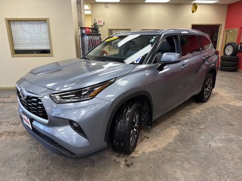 Used 2021 Toyota Highlander XLE image 3