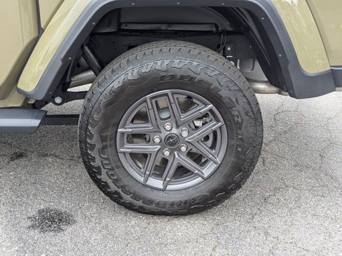 Certified 2025 Jeep Gladiator Sport image 29