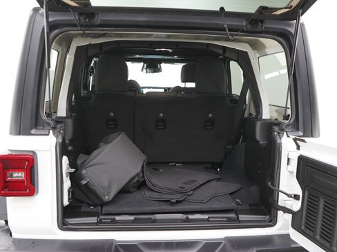 Used 2026 Jeep Wrangler Unlimited Rubicon AWD/4WD image 17