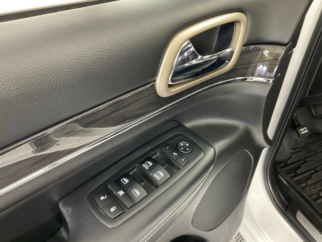 Used 2017 Jeep Grand Cherokee Overland AWD/4WD image 24