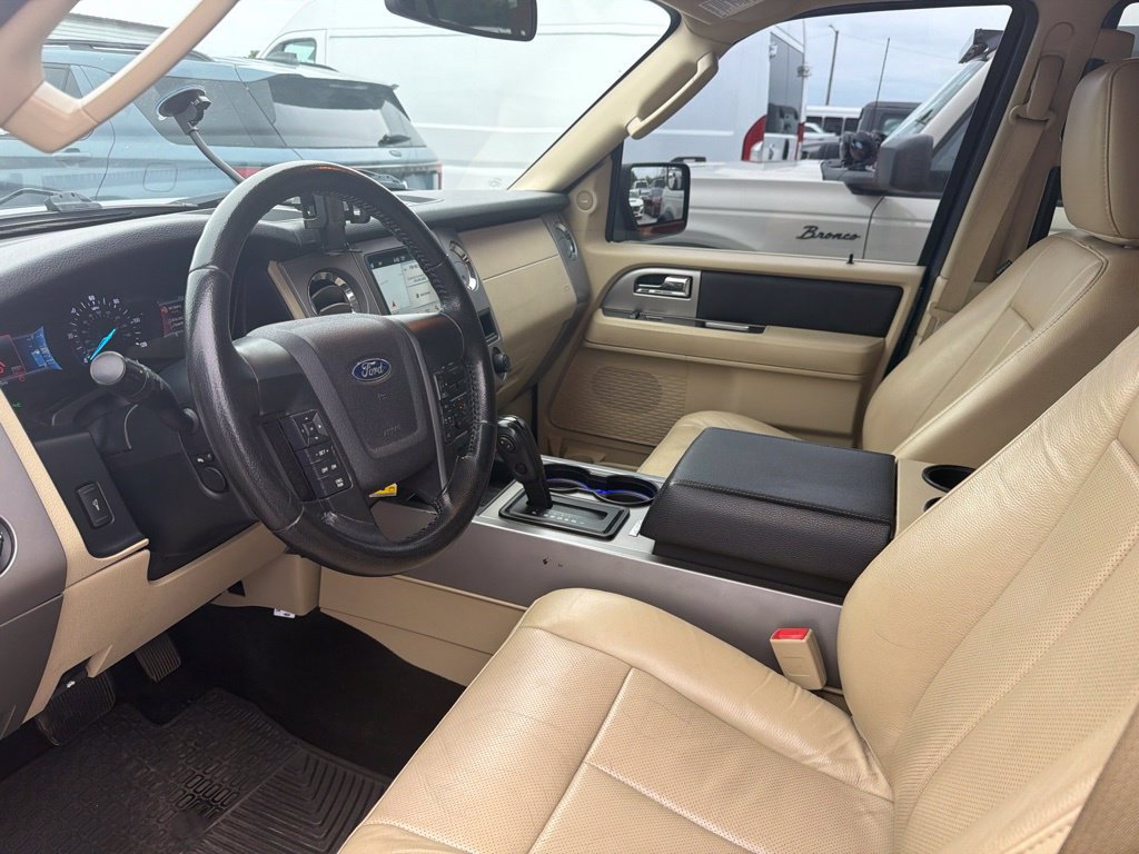 Used 2017 Ford Expedition XLT w/ Equipment Group 202A AWD/4WD image 9