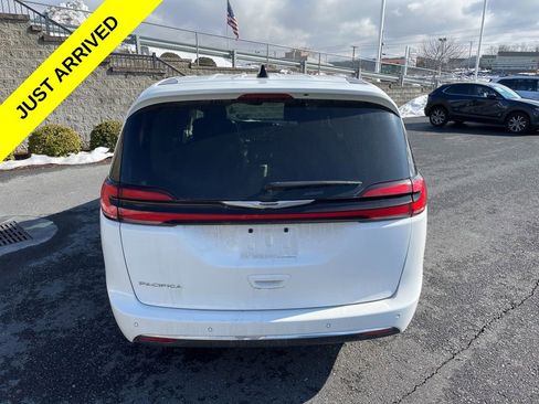 Used 2024 Chrysler Pacifica Touring-L image 8