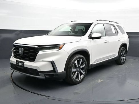 Used 2025 Honda Pilot Touring image 3