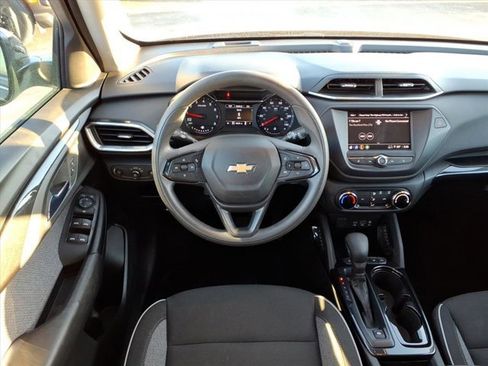 Used 2022 Chevrolet TrailBlazer LT w/ Driver Confidence Package image 7
