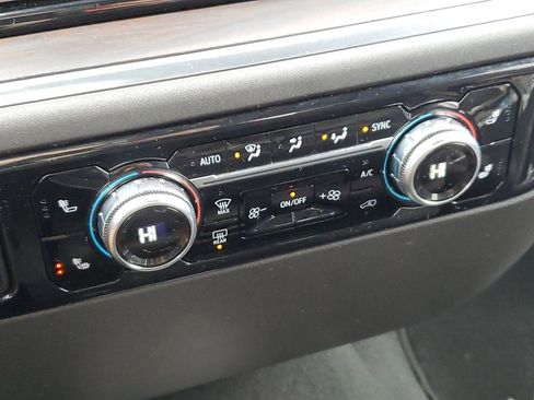 Certified 2025 GMC Sierra 1500 SLT image 17