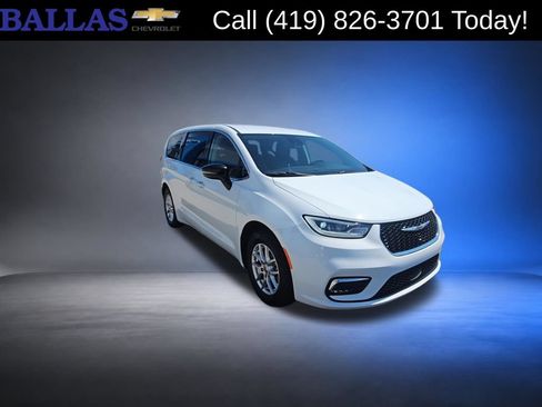 Used 2024 Chrysler Pacifica Touring-L FWD image 2