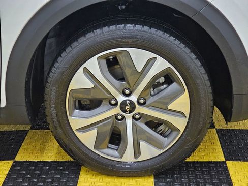 Used 2022 Kia Niro EX image 9