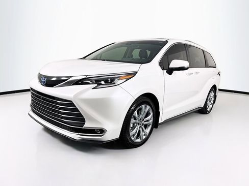Used 2022 Toyota Sienna Platinum image 3