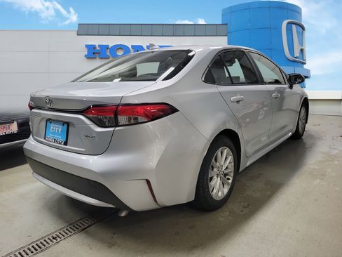 Used 2020 Toyota Corolla XLE image 5