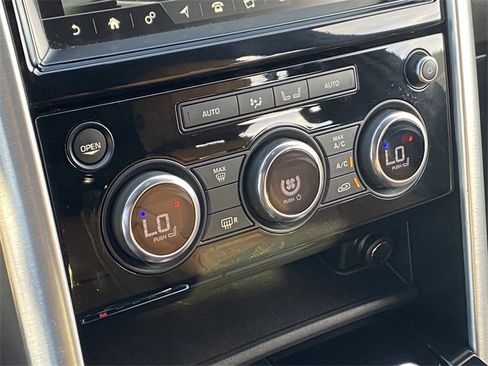 Used 2017 Land Rover Discovery HSE image 16