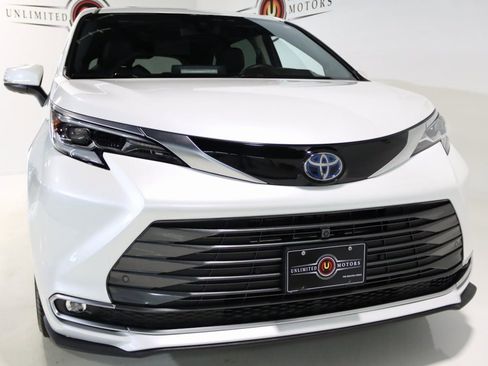 Used 2022 Toyota Sienna Platinum image 23