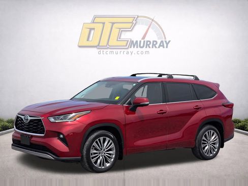 Used 2023 Toyota Highlander Platinum FWD image 2