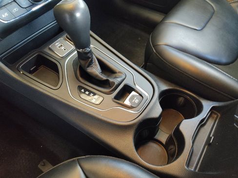 Used 2019 Jeep Cherokee Latitude Plus w/ Comfort/Convenience Group FWD image 26