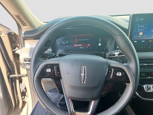 Used 2025 Lincoln Corsair FWD image 11