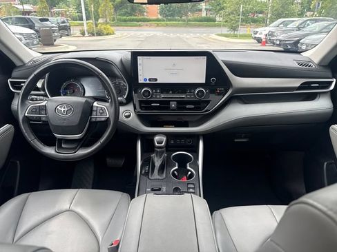 Used 2023 Toyota Highlander XLE AWD/4WD image 12