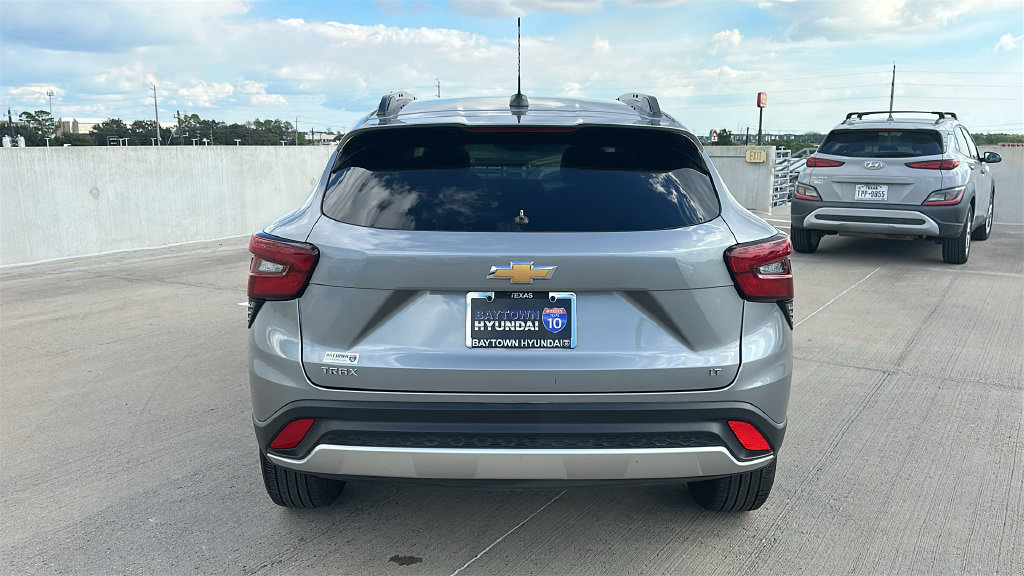 Used 2025 Chevrolet Trax LT FWD image 11