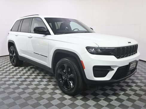 Used 2023 Jeep Grand Cherokee Altitude AWD/4WD image 8