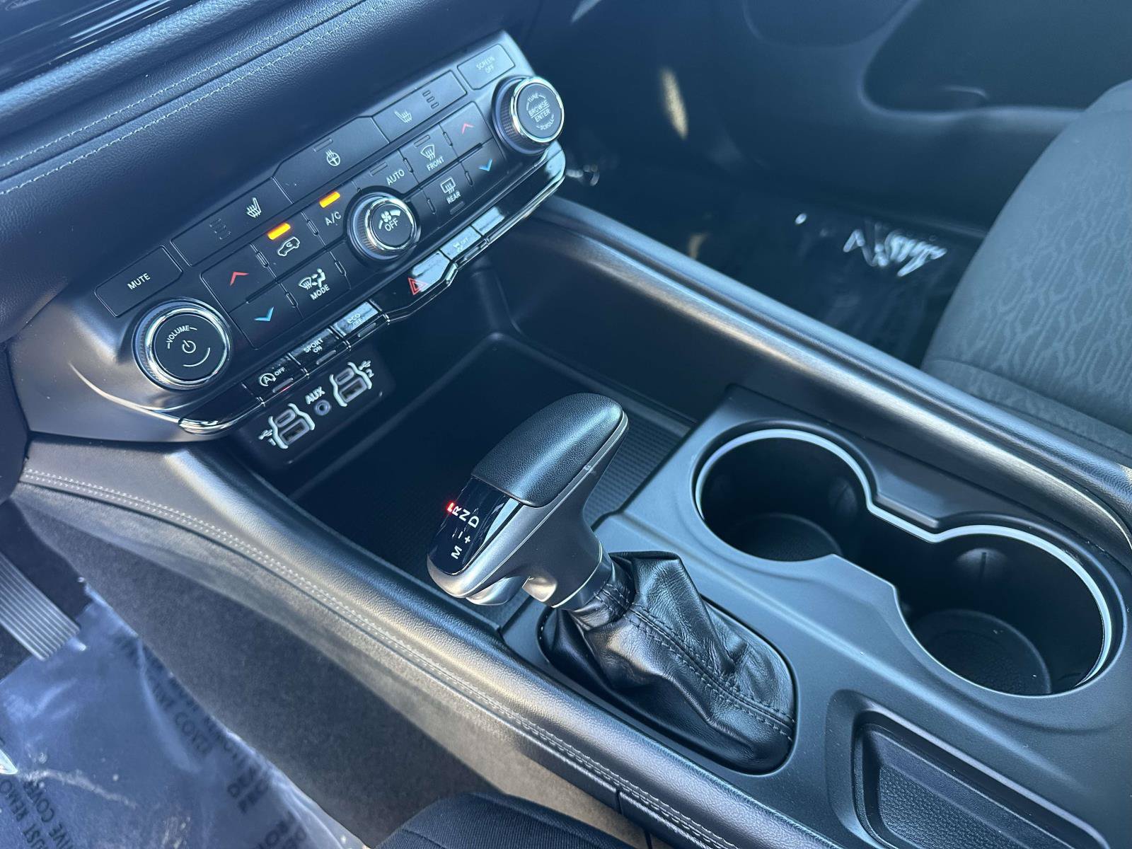 Used 2024 Dodge Durango SXT w/ SXT Blacktop Group AWD/4WD image 16