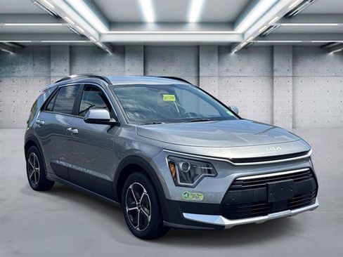 Used 2023 Kia Niro EX w/ EX Cold Weather Package FWD image 3