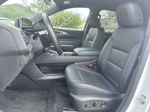 Certified 2025 Chevrolet Traverse LT FWD image 15