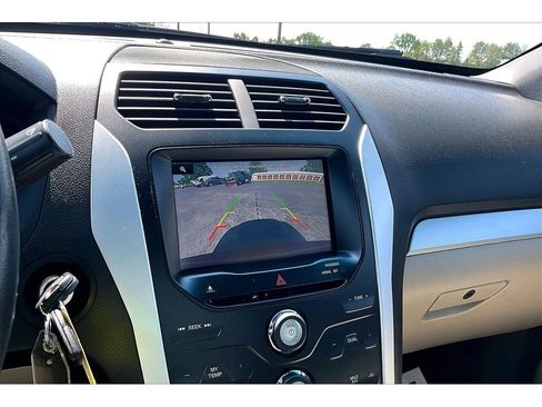 Used 2015 Ford Explorer XLT w/ Equipment Group 202A AWD/4WD image 23