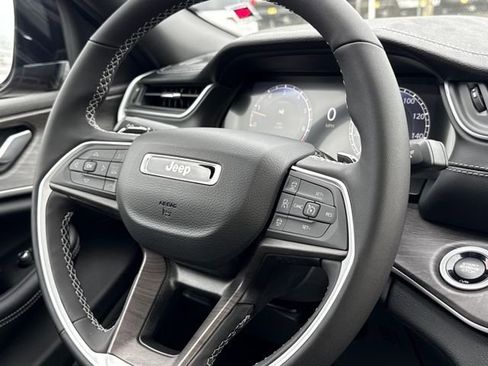 New 2025 Jeep Grand Cherokee Limited w/ Black Appearance Package image 14