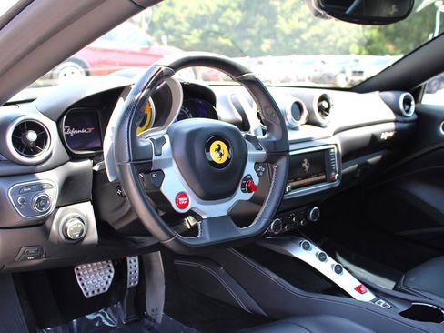 Used 2017 Ferrari California T image 28