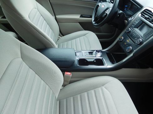 Used 2018 Ford Fusion SE FWD image 15