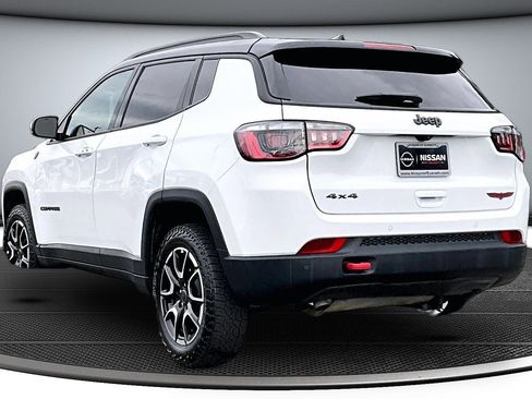 Used 2025 Jeep Compass Trailhawk image 4