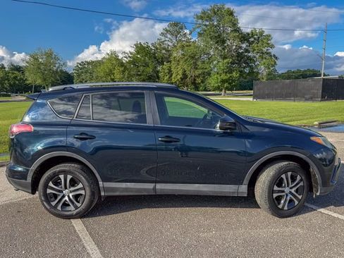 Used 2018 Toyota RAV4 LE FWD image 3