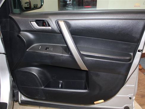 Used 2013 Toyota Highlander SE AWD/4WD image 35