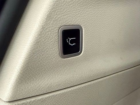 Used 2024 Chrysler Pacifica Touring-L image 25