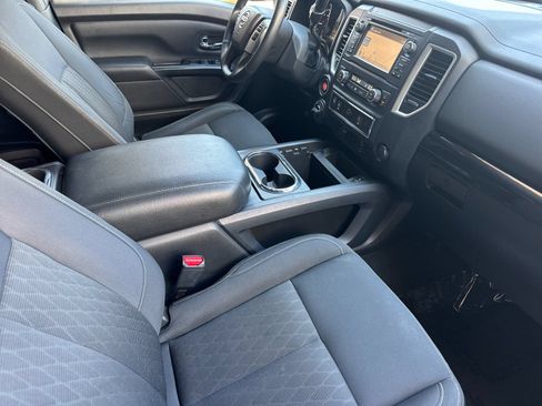 Used 2018 Nissan Titan SV w/ SV Convenience Package AWD/4WD image 17