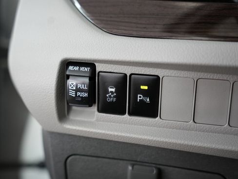 Used 2020 Toyota Sienna XLE w/ XLE Navigation Package FWD image 43
