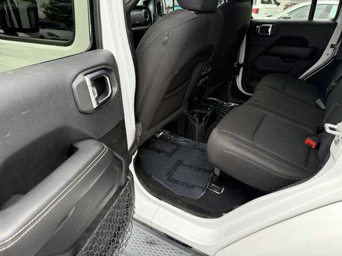 Used 2020 Jeep Wrangler Unlimited Sahara AWD/4WD image 15