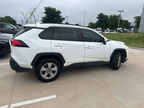 Used 2021 Toyota RAV4 XLE w/ Convenience Package FWD image 3