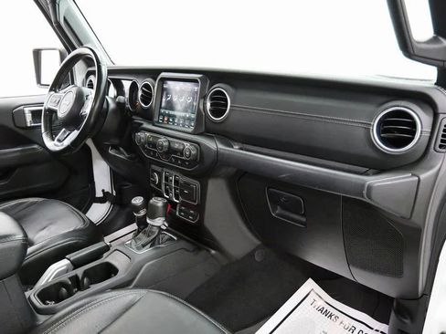 Used 2020 Jeep Gladiator Overland AWD/4WD image 16