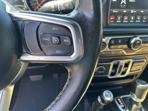 Used 2018 Jeep Wrangler Unlimited Sahara AWD/4WD image 17