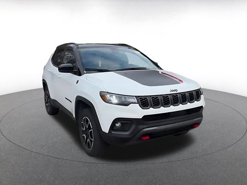 Used 2025 Jeep Compass Trailhawk image 3