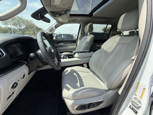 Used 2023 Jeep Wagoneer 4WD w/ Premium Group I image 28